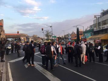 Operadores de transporte público bloquean Viaducto; exigen aumento salarial