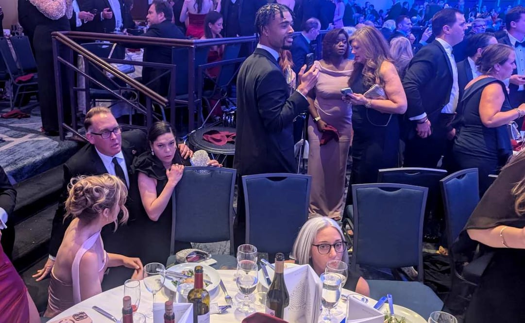 Personas reaccionan tras escuchar aparentes disparos durante la cena anual de la Asociación de Corresponsales de la Casa Blanca (WHCA) este sábado, en Washigton (Estados Unidos). Foto: EFE