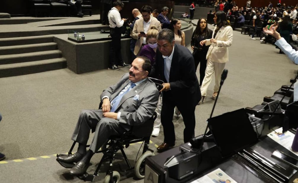 El licenciado Juan Francisco Ealy Ortiz, presidente ejecutivo de El Universal, visitó la Cámara de Diputados. Estuvo acompañado de su esposa Perla Diaz de Ealy y de su hija la diputada María Teresa Ealy. Foto: Carlos Mejía / EL UNIVERSAL