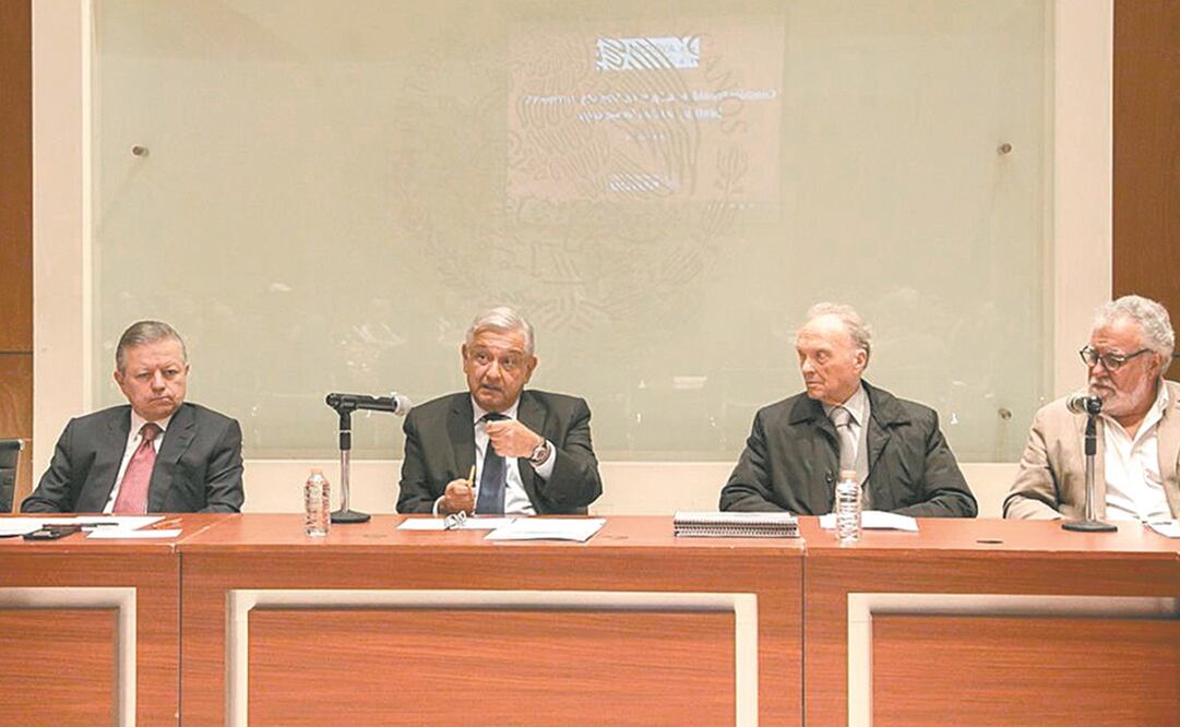 El Presidente, el fiscal General y el presidente de la SCJN se reunieron con familiares de los 43. Foto: PRESIDENCIA