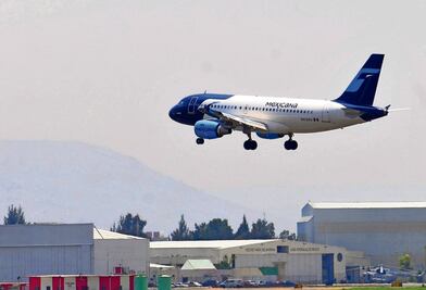 El gobierno debe la mitad de Mexicana, que no levanta