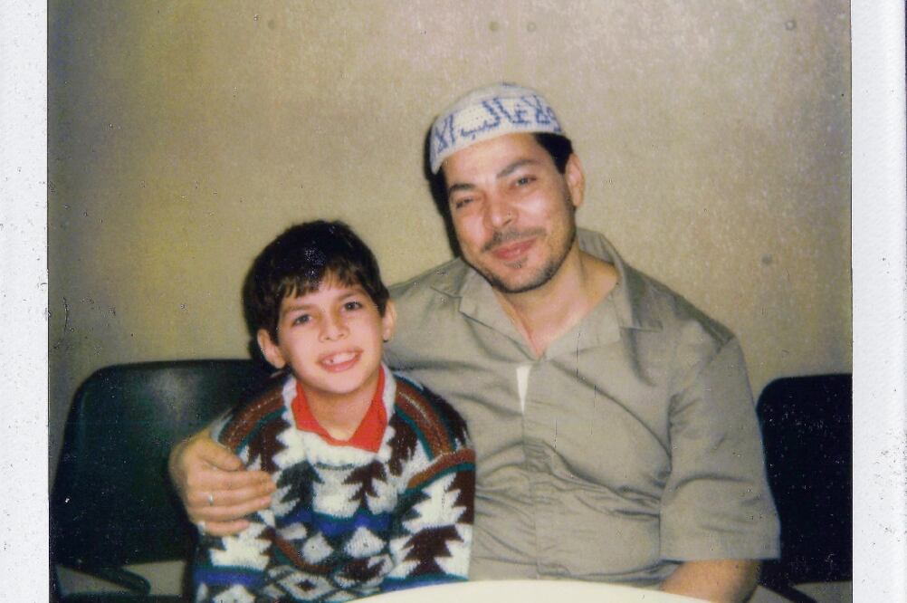 Zak Ebrahim, entonces Abdulaziz El Sayyid Nosair, con su padre, Sattid Nosai r, un ingeniero egipcio que se fue radicalizando en una mezquita en Pittsbugh (CORTESÍA DE ZAK EBRAHIM)