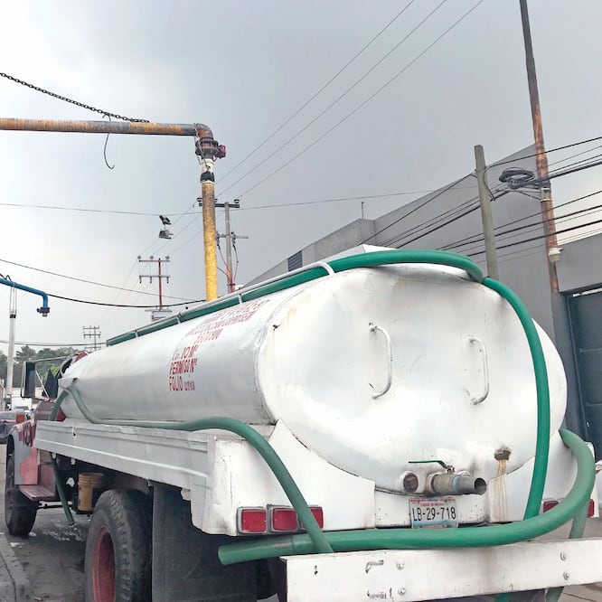 Sin tiempo. Por la baja de la presión, a los conductores “sólo les da tiempo para tres o cuatro viajes”. (REBECA JIMÉNEZ. EL UNIVERSAL)