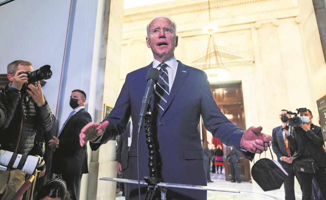 El presidente de Estados Unidos, Joe Biden, después de una reunión con los demócratas del Senado, en Washington. FOTO: JIM LO SCALZO. EFE