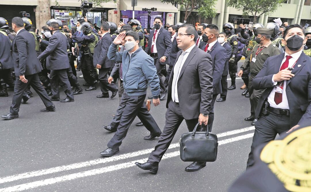 El presidente de Perú, Pedro Castillo (centro), a su salida de la Fiscalía de la Nación, el jueves pasado, en Lima.