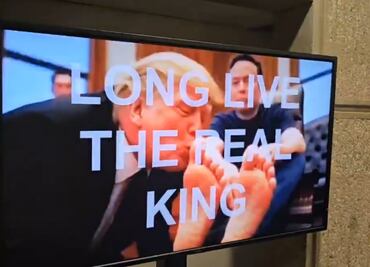 VIDEO: “Viva el verdadero Rey” Trump besa los pies de Musk y desata polémica; señalan creación de video con IA