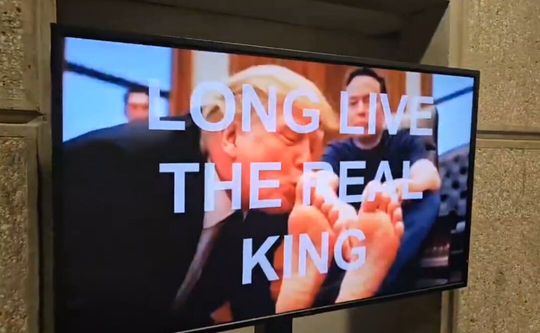 “Viva el verdadero Rey” Trump besa los pies de Musk desata polémica (24/02/2025). Foto: Captura de pantalla