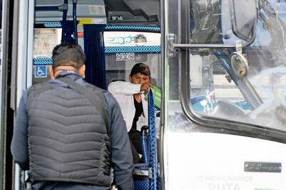 Pasajeros apuñalan a presunto ladrón en Iztapalapa