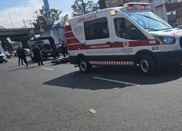 Accidente automovilístico en Cuajimalpa deja un motociclista muerto; menor de edad y mujer que viajaban con él, están lesionados