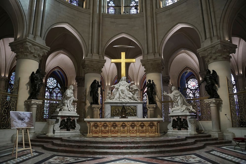 El altar de la catedral de Notre Dame luce en todo su esplendor, durante el recorrido encabezado por el presidente francés Emmanuel Macron, el viernes 24 de noviembre, en París. FOTO: AP