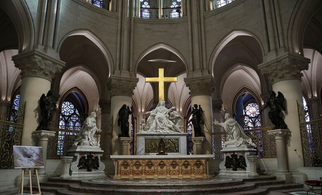 El altar de la catedral de Notre Dame luce en todo su esplendor, durante el recorrido encabezado por el presidente francés Emmanuel Macron, el viernes 24 de noviembre, en París. FOTO: AP