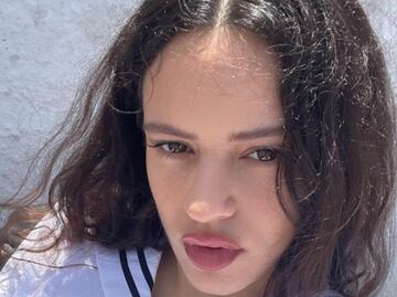 Rosalía se "convierte" en Rapunzel para TikTok y posa como Dios la trajo al mundo