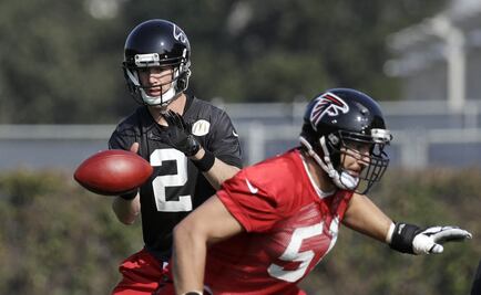 Alex Mack, de Falcons, jugaría con fractura de fíbula de la pierna izquierda