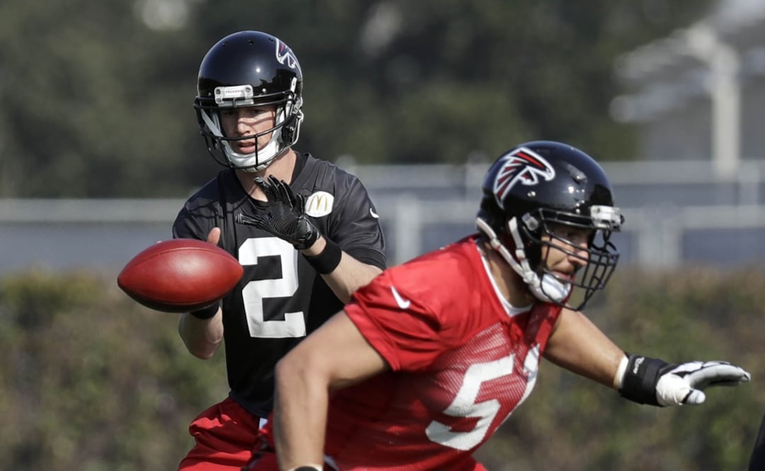 Alex Mack, de Falcons, jugaría con fractura de fíbula de la pierna izquierda