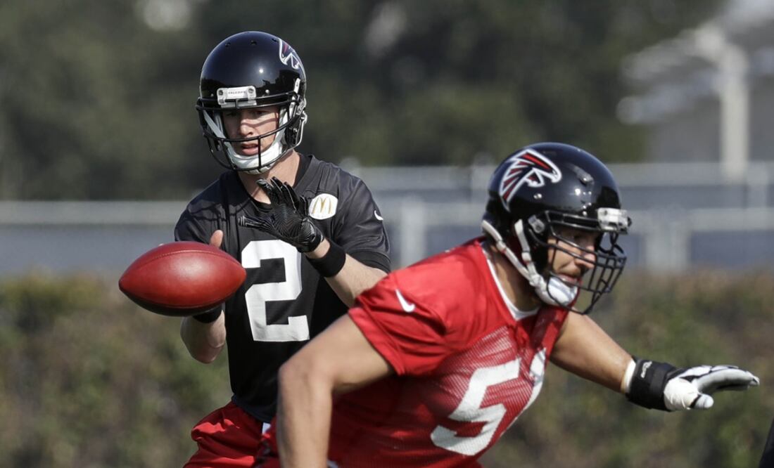 Alex Mack, de Falcons, jugaría con fractura de fíbula de la pierna izquierda