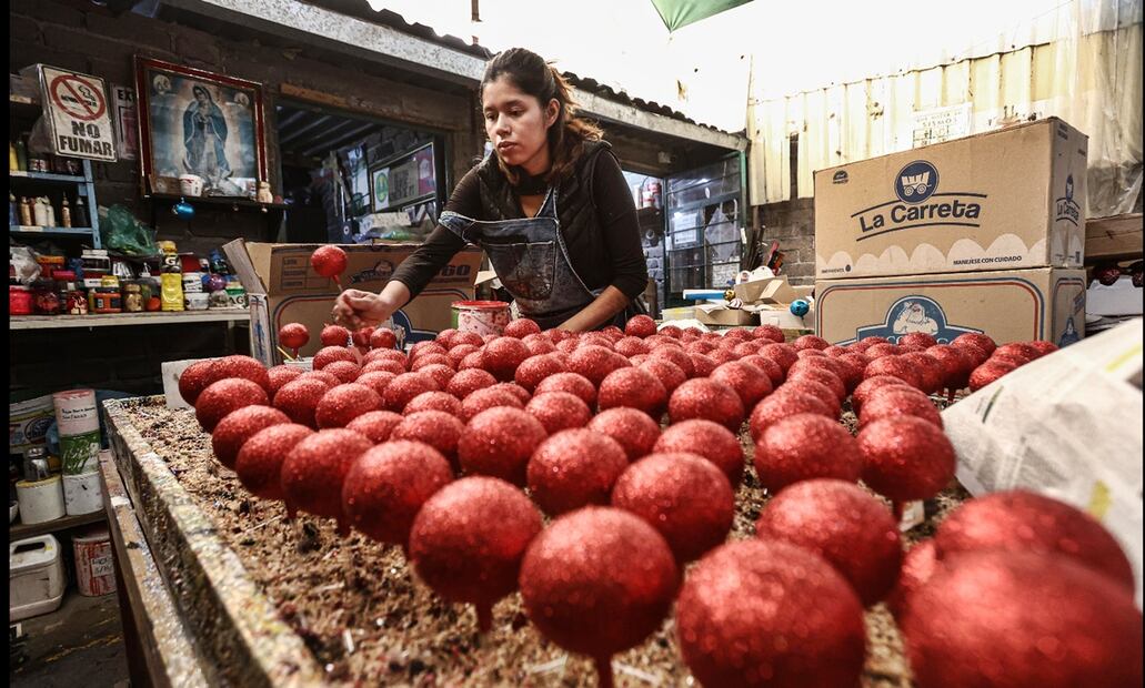 La señora Aguilar recuerda que cuando se introdujo la esfera de plástico “muchos esfereros quebraron. Yo dije ‘vamos a hacer algo distinto a China, hagamos nuestros propios diseños’”. Fotos: Gabriel Pano/EL UNIVERSAL
