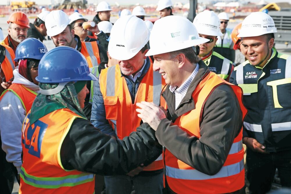 José Antonio Meade y Mikel Arriola recorrieron durante dos horas el lugar donde se edifica el Nuevo Aeropuerto Internacional de la Ciudad de México y dialogaron con trabajadores. (ALEJANDRO ACOSTA. EL UNIVERSAL)