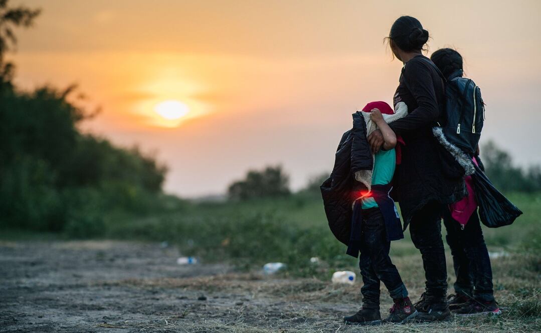 Una familia migrante en La Joya, Texas. Foto: BRANDON BELL. AFP