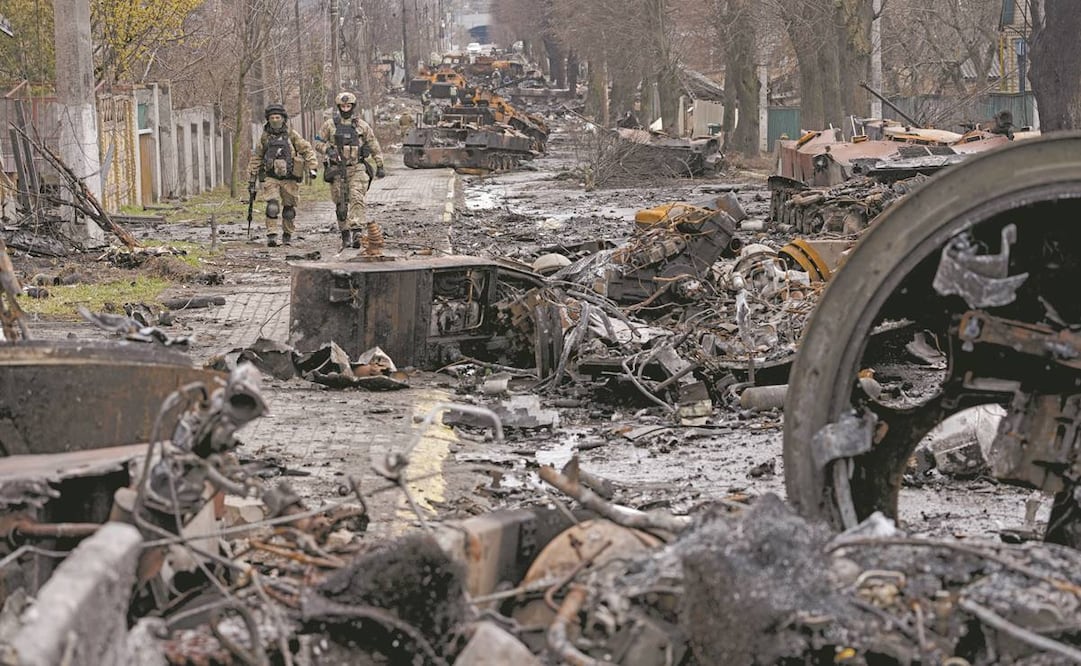 Soldados ucranianos inspeccionan vehículos militares rusos destruidos en zonas recapturadas por el ejército del país invadido, en Bucha. Foto: Rodrigo ABD/EL UNIVERSAL