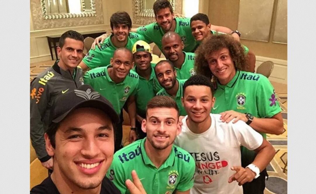 Guilherme Batista junto a algunos jugadores. Foto: tomada de Facebook