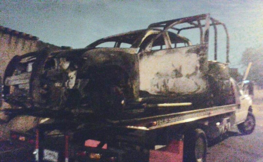 Pobladores quemaron dos patrullas en protesta porque la policía liberó a un sujeto que presuntamente baleó a un vecino. (Foto ESPECIAL)