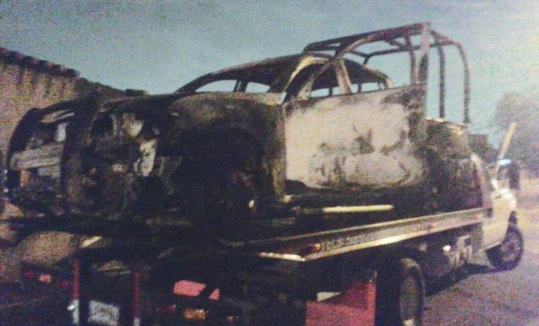 Pobladores quemaron dos patrullas en protesta porque la policía liberó a un sujeto que presuntamente baleó a un vecino. (Foto ESPECIAL)