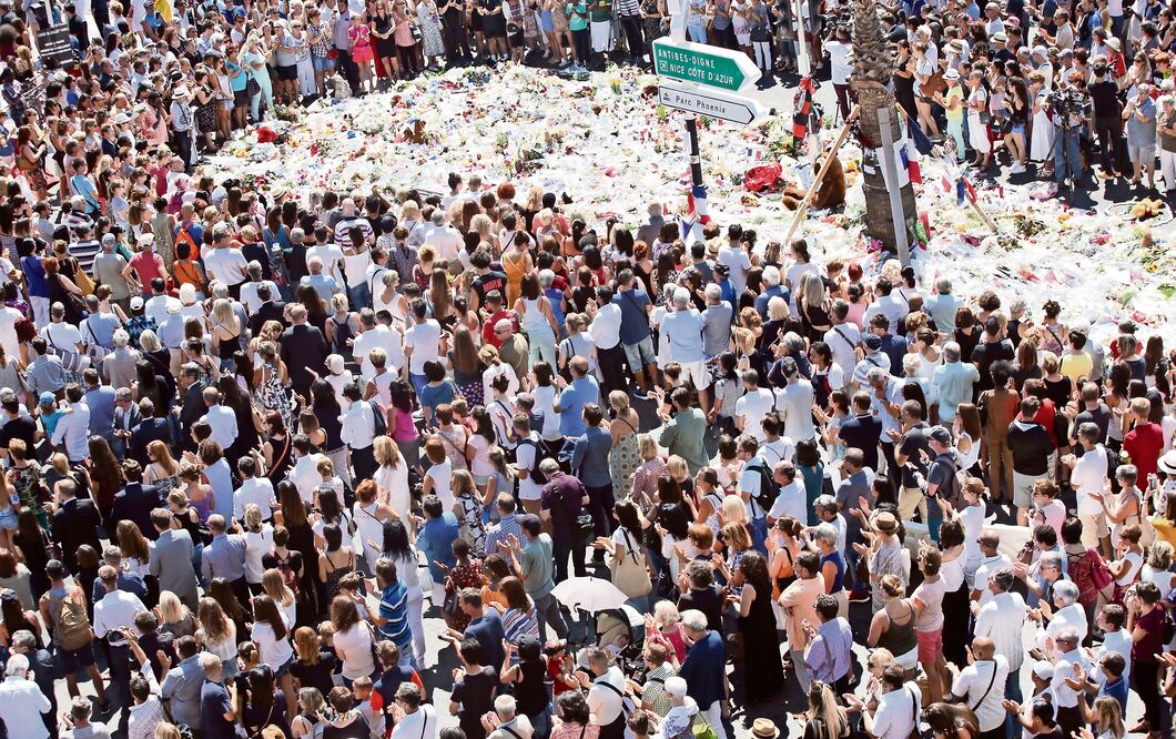Miles de personas se reunieron ayer para dedicar un minuto de silencio alrededor del memorial en honor de las víctimas del ataque en Niza, ocurrido el jueves pasado (LUCA BRUNO. AP)