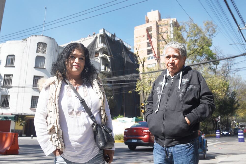 Flor y su padre Enrique ven con tristeza como los trabajadores, mazo en mano, terminan de tirar las paredes del edificio que fue su hogar (FOTOS: ALONSO ROMERO. EL UNIVERSAL)