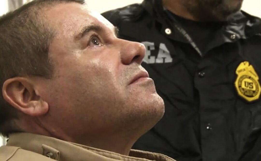 Joaquín "El Chapo" Guzmán llega al aeropuerto Long Island MacArthur en Ronkonkoma, Nueva York, luego de ser extraditado. Foto: AP