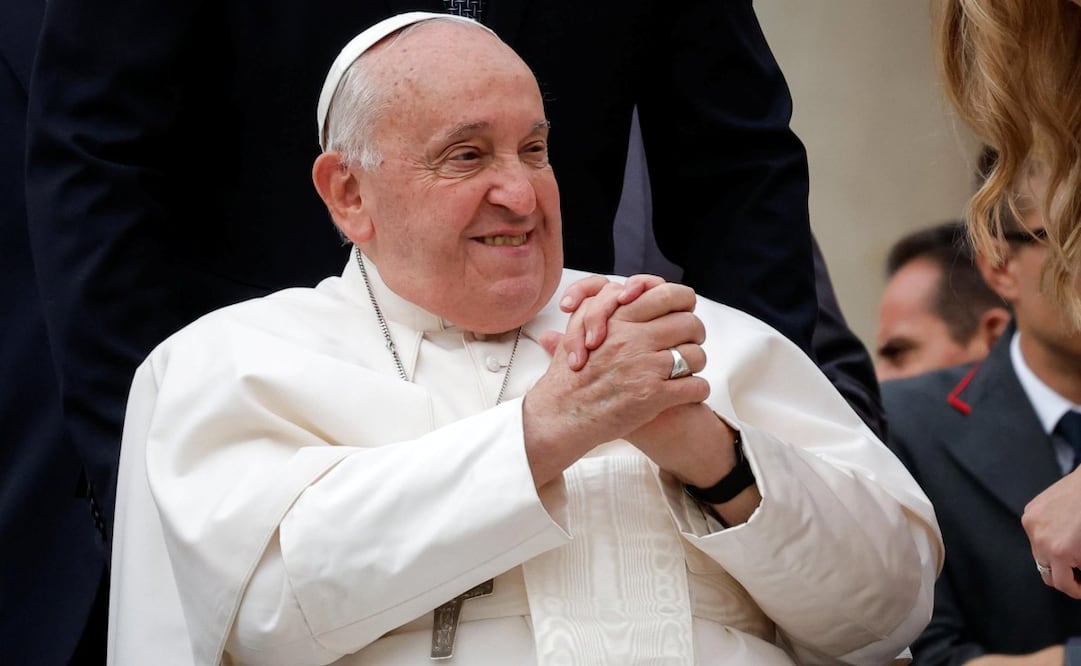 El Papa Francisco saluda a los fieles durante la audiencia general semanal en la Plaza de San Pedro, Ciudad del Vaticano, el 16 de octubre de 2024. Foto: EFE