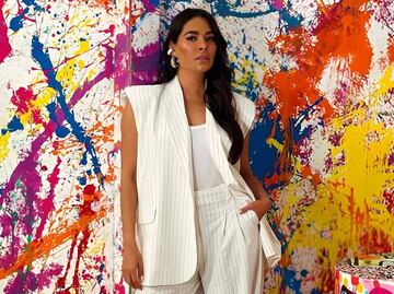 Galilea Montijo luce baggy jeans a la cadera y deja ver su bóxer