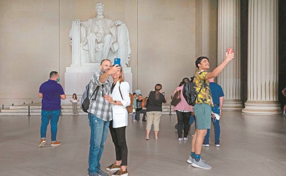 Turistas, algunos con cubrebocas, otros, no, en el monumento a Lincoln. FOTO: JIM WATSON. AFP