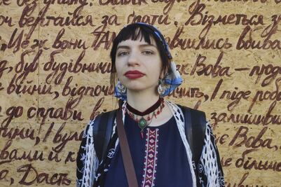 Cubren ventanas rotas de Járkov, destrozadas por la guerra; se convierten en lienzos de resiliencia e identidad ucraniana