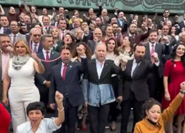 Sergio Mayer ¿despreció la 4T?; se voltea cuando aplanadora grita: "Es un honor estar con Obrador"