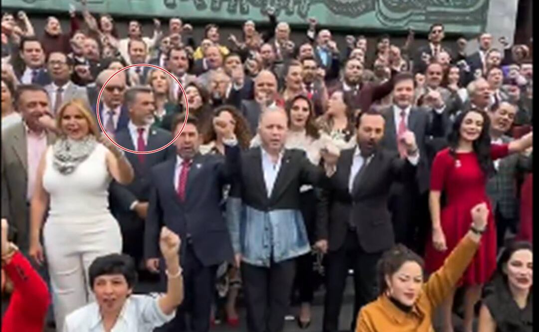 El diputado Sergio Mayer volteó al momento de que el grupo parlamentario gritara una porra para el presidente López Obrador. Foto: Captura de pantalla
