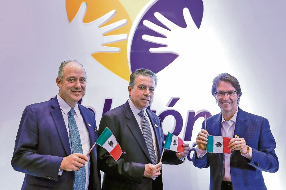 Rodrigo Zorrilla, de Grupo Financiero Banamex; Edgardo del Rincón, de Citibanamex, y Fernando Landeros, presidente de Fundación Teletón (CHRISTOPHER ROGEL BLANQUET. EL UNIVERSAL)