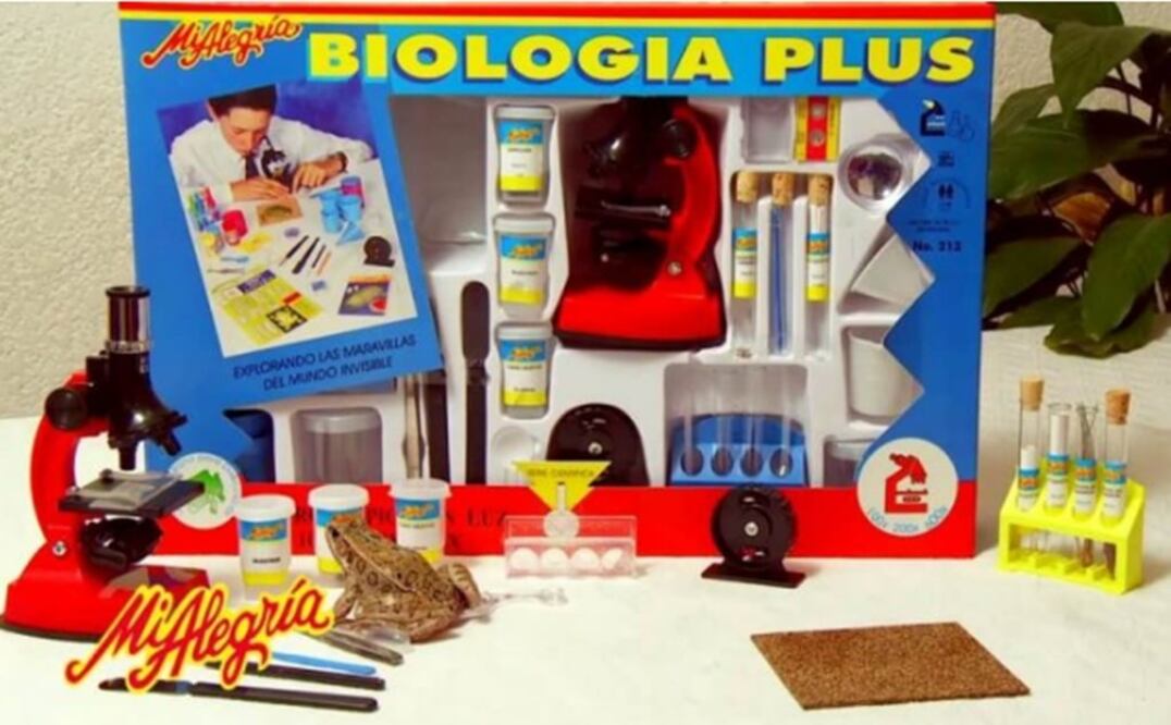 El Kit "Biología Plus" incluye entre otras cosas, un microscopio, semillas, huevos de camarón y una rana muerta en formol. Foto: Especial