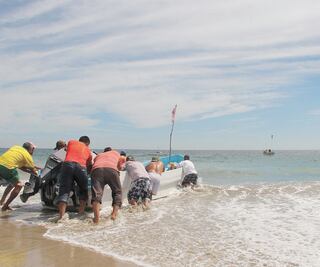 Buscan a dos pescadores desaparecidos en el mar