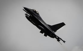Un caza F-16 estadounidense se estrella en base aérea de EU en Alemania; investigan las causas
