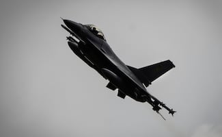 Un caza F-16 estadounidense se estrella en base aérea de EU en Alemania; investigan las causas
