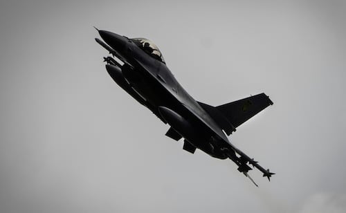 Un caza F-16 estadounidense se estrella en base aérea de EU en Alemania; investigan las causas