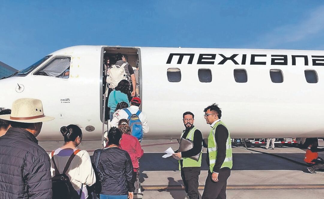 Además de transportar pasajeros, expertos proponen que la aerolínea traslade mercancías para ser rentable. Archivo El Universal