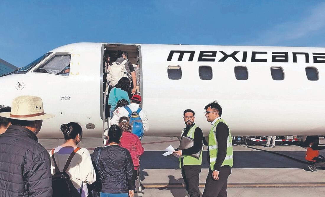 Además de transportar pasajeros, expertos proponen que la aerolínea traslade mercancías para ser rentable. Archivo El Universal