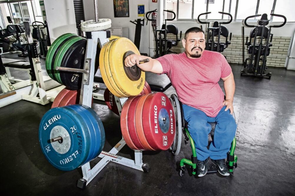 A los cinco años, Porfirio Arredondo padeció una neumonía que le provocó meningitis y trajo la discapacidad. En el deporte y el trabajo encontró la fuerza para contrarrestar el bullying del que era víctima en su niñez (FOTO: YADÍN XOLALPA)