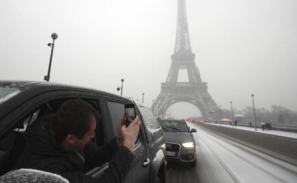 La Torre Eiffel, cerrada por la nieve