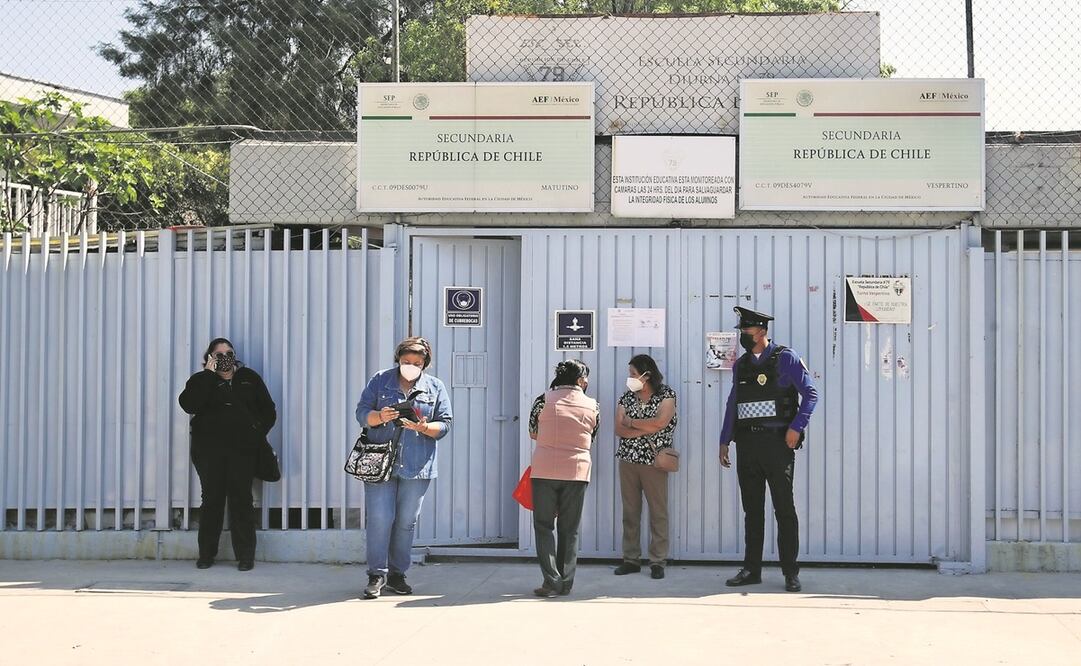 Padres de familia acudieron a la secundaria República de Chile a recoger a sus hijos, quienes les informaron del incidente por mensaje. Foto: Valente Rosas/ el universal