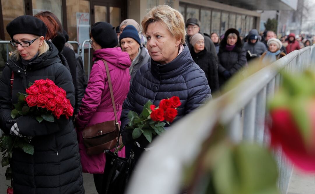 La gente hizo fila para participar en el homenaje al barítono ruso Dmitri Hvorostovsky. Foto: Reuters /Maxim Shemetov