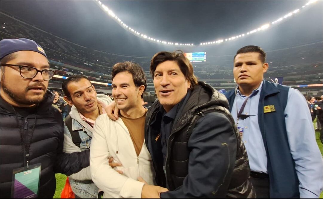 Checo Pérez se encontró con el Bam Bam Zamorano en la cancha del Estadio Azteca - Foto: Sebastián García / EL UNIVERSAL