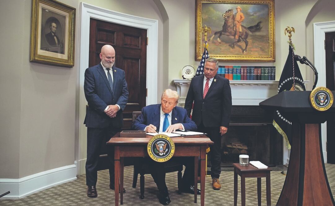 El presidente estadounidense, Donald Trump, ayer al firmar un proyecto de ley del Congreso en la Casa Blanca en Washington. Foto: de YURI GRIPAS. EFE