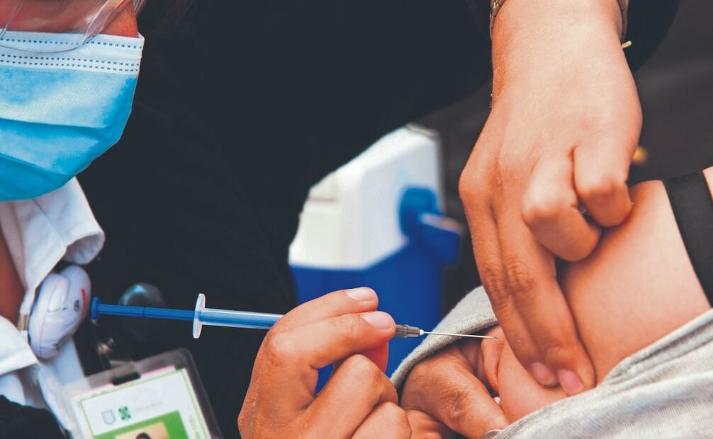 Un trabajador sanitario administra una dosis contra influenza, en la Ciudad de México. Foto: AFP